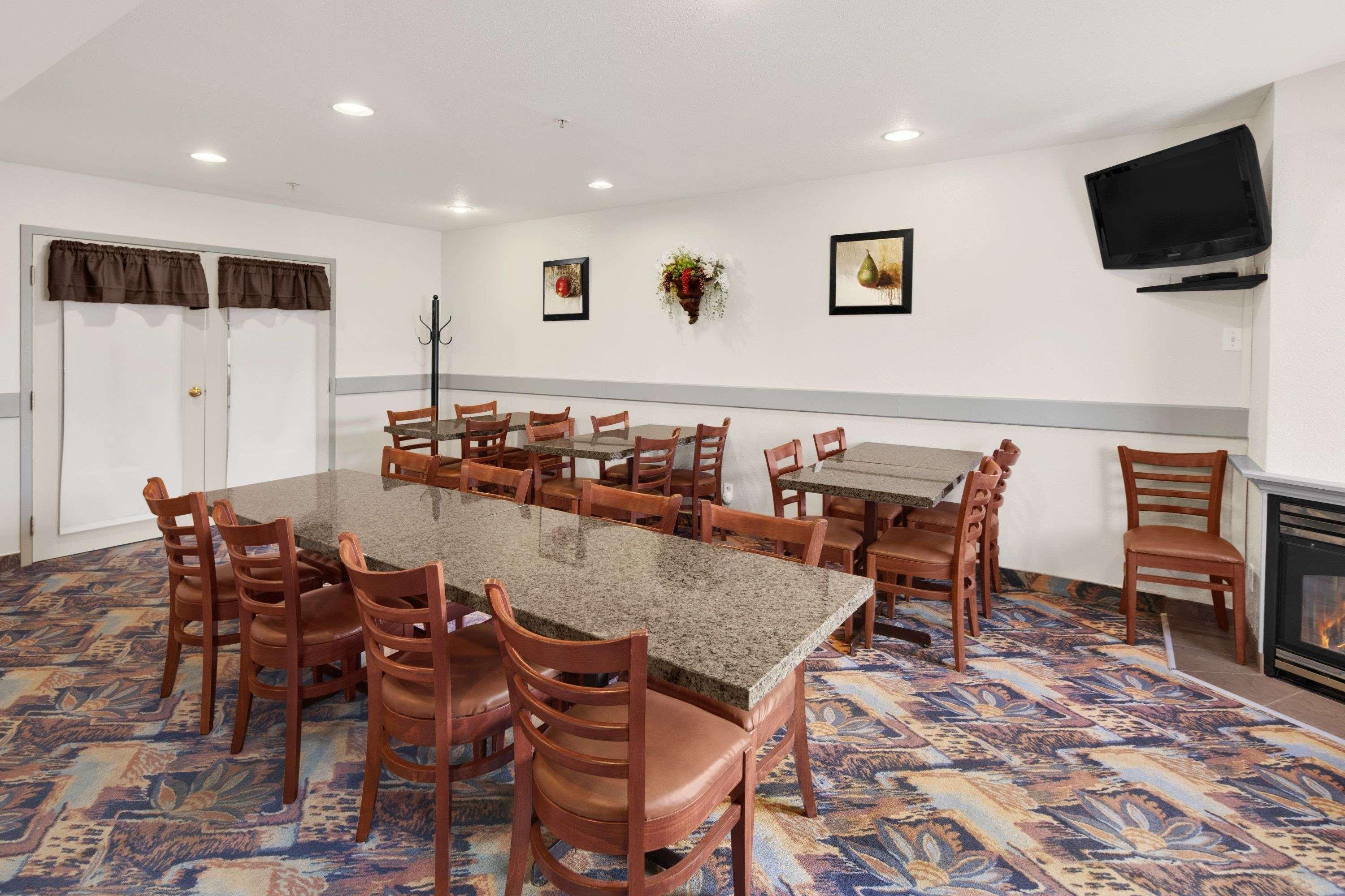Hotel Super 8 By Wyndham Swift Current Esterno foto