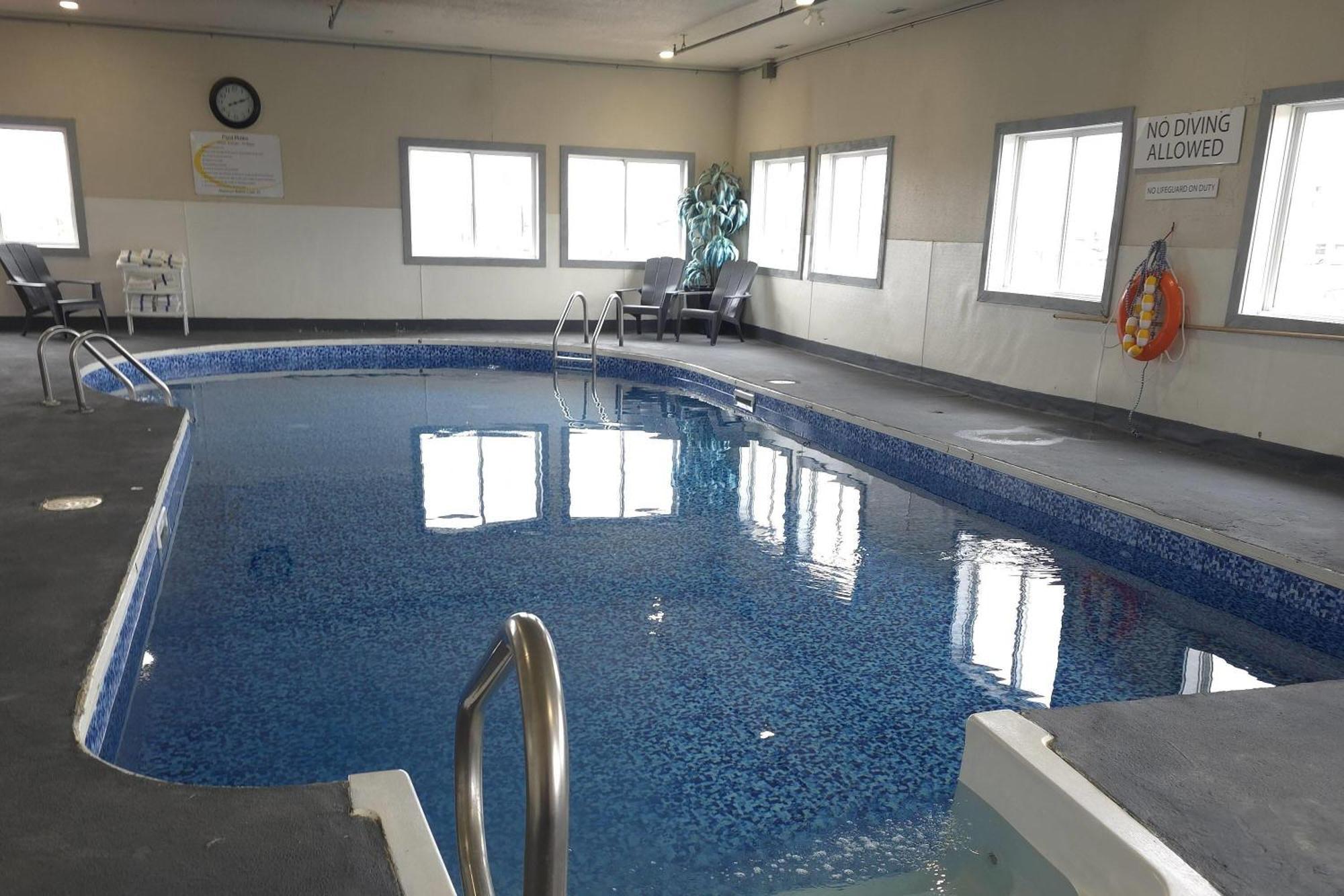 Hotel Super 8 By Wyndham Swift Current Esterno foto
