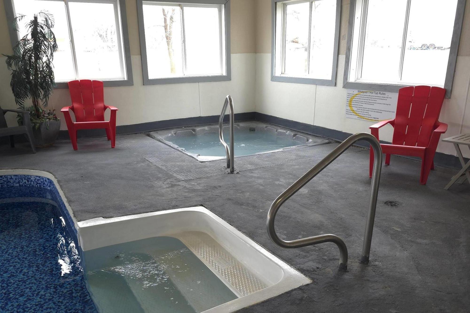 Hotel Super 8 By Wyndham Swift Current Esterno foto