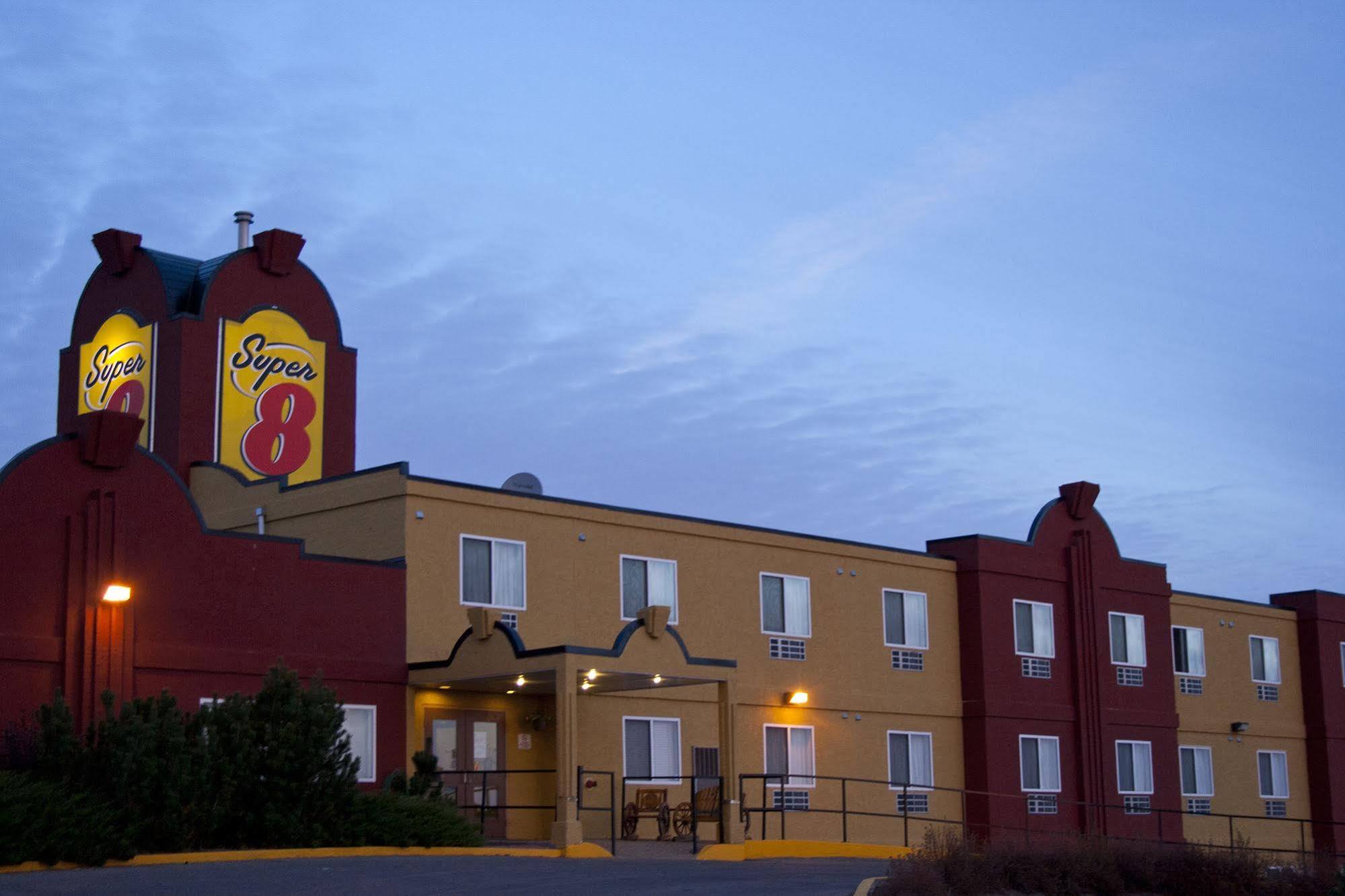 Hotel Super 8 By Wyndham Swift Current Esterno foto