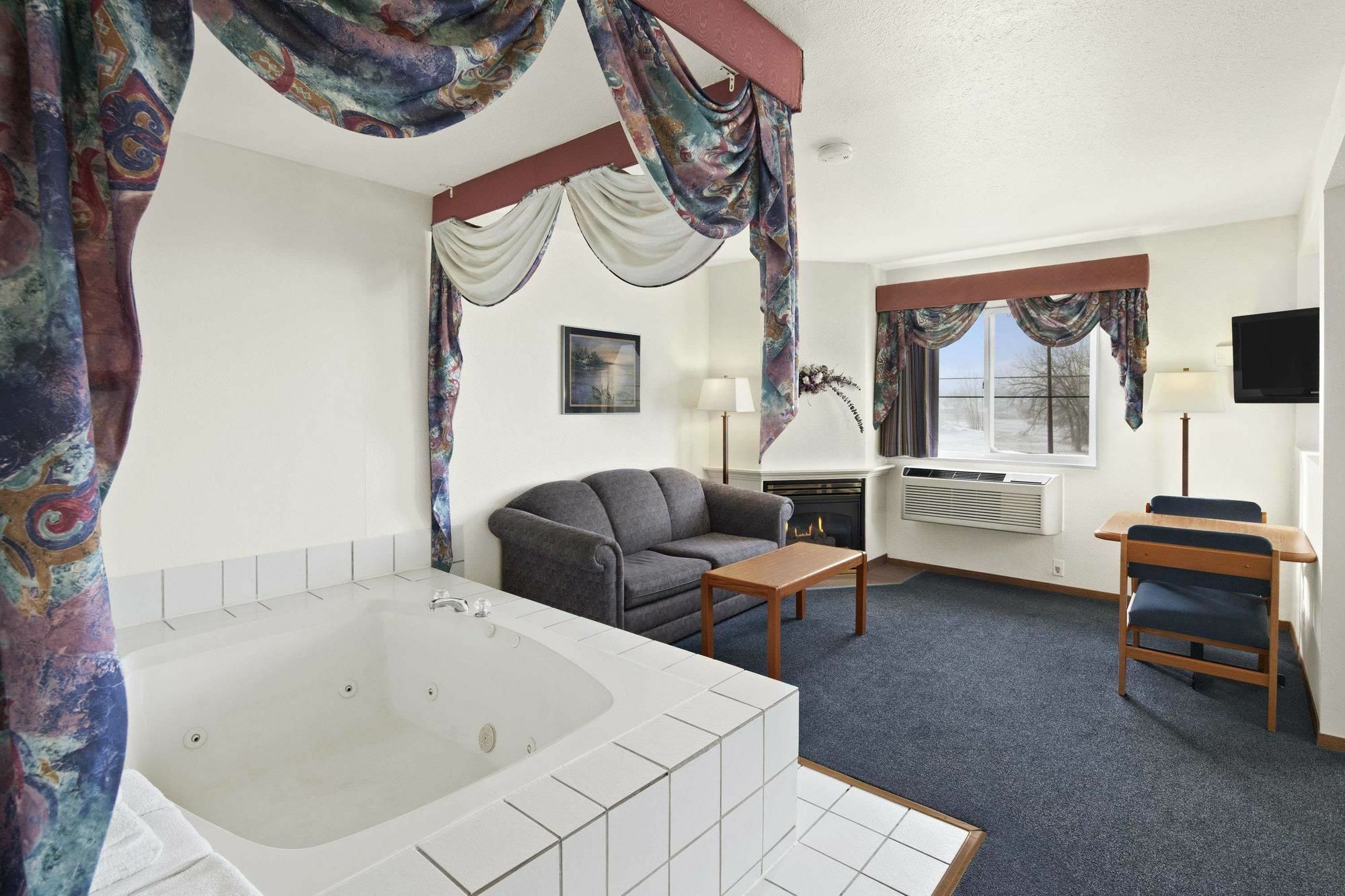 Hotel Super 8 By Wyndham Swift Current Esterno foto